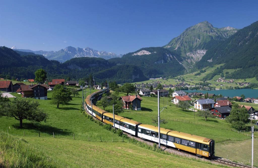 10-of-the-most-scenic-train-routes-in-the-world